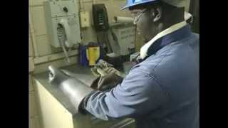 Peligros y Riesgos eléctricos ELECTRICAL SAFETY TRAINING VIDEO  SPANISH [upl. by Ruffin713]